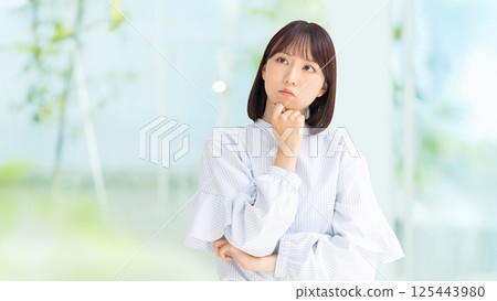 A woman thinking/businesswoman 125443980