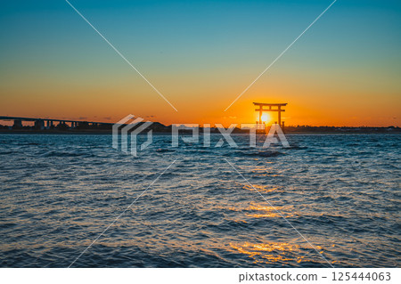 View of the red torii gates of Benten Island before sunset in Hamamatsu City (Shizuoka Prefecture) 125444063
