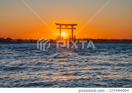 View of the red torii gates of Benten Island before sunset in Hamamatsu City (Shizuoka Prefecture) 125444064