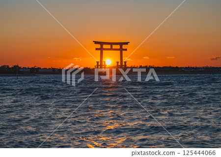 View of the red torii gates of Benten Island before sunset in Hamamatsu City (Shizuoka Prefecture) 125444066
