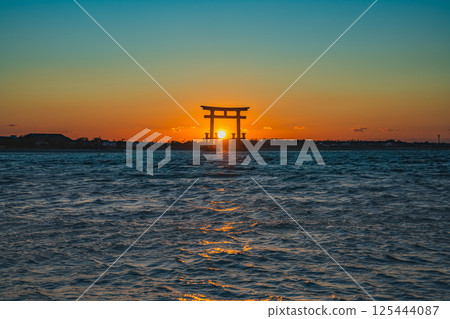 View of the red torii gates of Benten Island before sunset in Hamamatsu City (Shizuoka Prefecture) 125444087