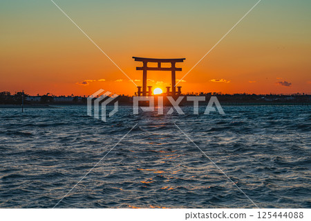 View of the red torii gates of Benten Island before sunset in Hamamatsu City (Shizuoka Prefecture) 125444088