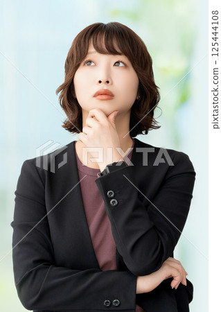 A woman thinking/businesswoman 125444108