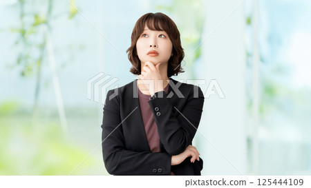 A woman thinking/businesswoman 125444109