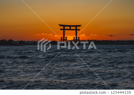 Scenery of the red torii gates of Bentenjima at sunset in Hamamatsu City (Shizuoka Prefecture) Scenery of the red torii gates of Bentenjima at sunset in Hamamatsu City (Shizuoka Prefecture) 125444139