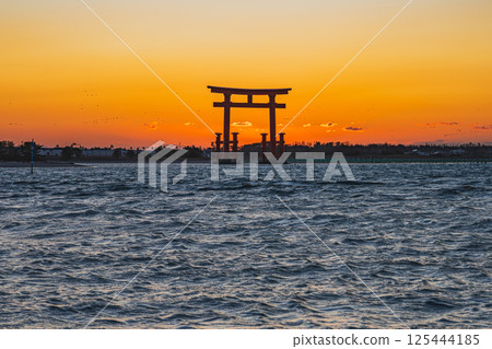 濱松市（靜岡縣）日落後的弁天島紅色鳥居景觀 125444185