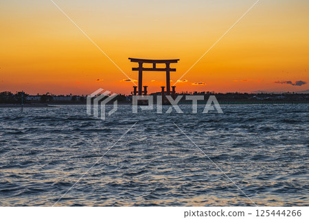 View of the red torii gates of Benten Island after sunset in Hamamatsu City (Shizuoka Prefecture) 125444266