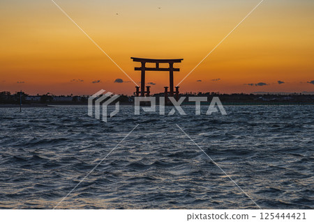 濱松市(靜岡縣)日落後的弁天島紅色鳥居景觀 濱松市(靜岡縣)日落後的弁天島紅色鳥居景觀 125444421