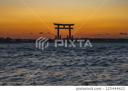 濱松市（靜岡縣）日落後的弁天島紅色鳥居景觀 125444422