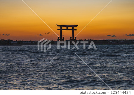 View of the red torii gates of Benten Island after sunset in Hamamatsu City (Shizuoka Prefecture) 125444424