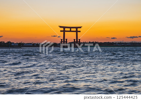 View of the red torii gates of Benten Island after sunset in Hamamatsu City (Shizuoka Prefecture) 125444425