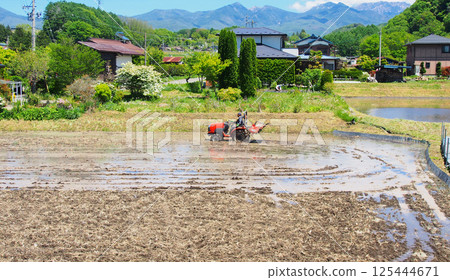 八嶽山麓的稻田春耕 125444671