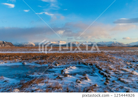 Golden hour along iceland's south coast 125444926