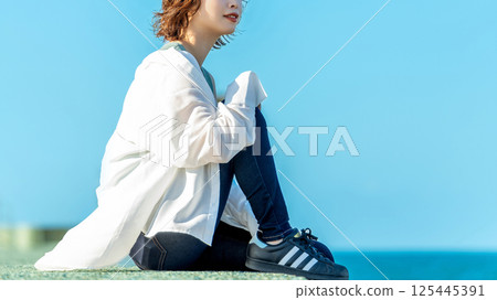 夏天,微笑的女人站在海灘上 夏天,微笑的女人站在海灘上 125445391