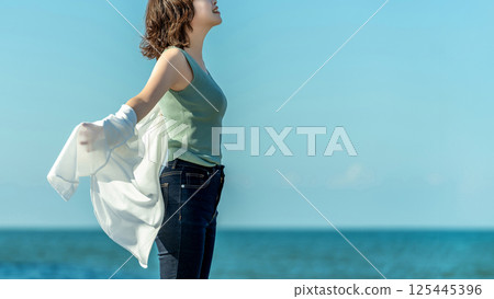 Summer sea and smiling woman 125445396