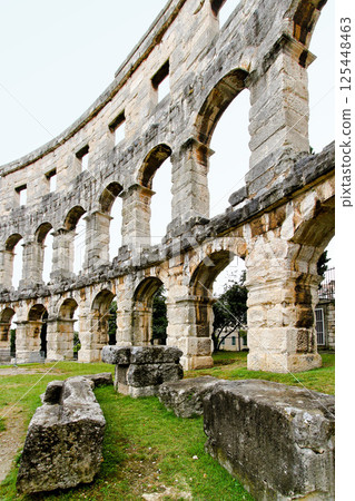 Arch wall 125448463