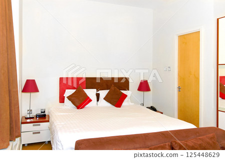 Small bedroom 125448629