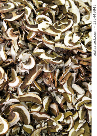 Dried scliced mushrooms 125449943