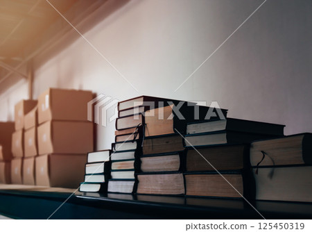 擺滿厚厚技術書籍的房間 125450319