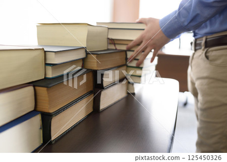 房間裡堆放著許多專業書籍。 125450326