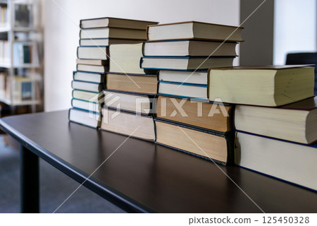 大量的書籍 125450328