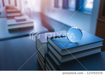 放大鏡和厚書 125450339