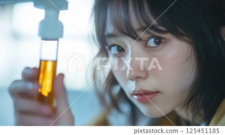 科學家拿著試管（ai 產生的圖像） 125451185