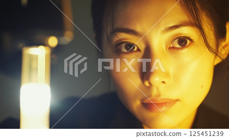 研究人員檢查液體樣本（AI 產生的圖像） 125451239