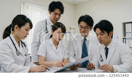 醫療團隊一邊看圖表一邊進行諮詢(AI 產生的圖像) 醫療團隊一邊看圖表一邊進行諮詢(AI 產生的圖像) 125451443