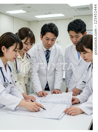 醫療團隊一邊看圖表一邊進行諮詢（AI 產生的圖像） 125451444