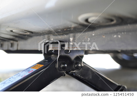 Jack-up point (cutout) under the vehicle body 02 125451450