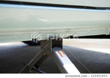 Jack-up point under the vehicle (flat) 01 Jack-up point under the vehicle (flat) 01 125451453