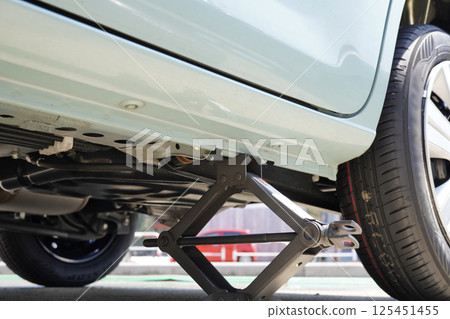 Jacking point under the vehicle (flat) 03 125451455