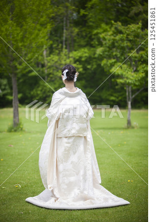 身穿白色和服的新娘的背影 身穿白色和服的新娘的背影 125451861