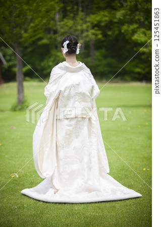 Bride in a white kimono, back view 125451863