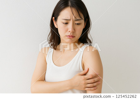 Skin care scene of Japanese women who are concerned about their armpits 125452262