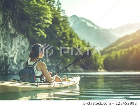 清溪中享受皮划艇的女子圖片素材 125452998