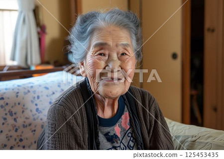 日本家庭中微笑的奶奶(生命終點、照顧、過世、曾祖母) 日本家庭中微笑的奶奶(生命終點、照顧、過世、曾祖母) 125453435