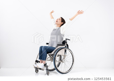 輪椅瑜珈伸展 125453561