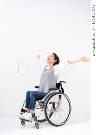 輪椅瑜珈伸展 125453572