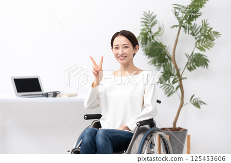 坐輪椅在家工作的女人 和平 125453606
