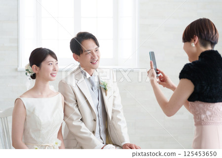 婚禮上賓客為新郎新娘拍照 125453650