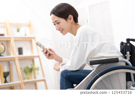 坐在輪椅上的女人，智慧型手機 125453716