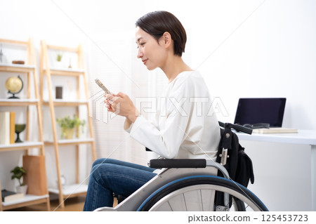 坐在輪椅上的女人，智慧型手機 125453723