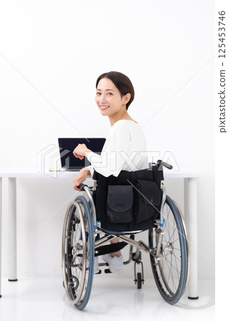 坐輪椅在家工作的女性 125453746