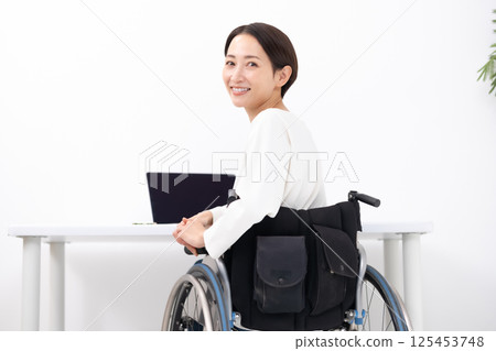 坐輪椅在家工作的女性 125453748