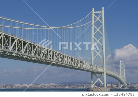 從道之站淡路仰望的明石海峽大橋 從道之站淡路仰望的明石海峽大橋 125454792