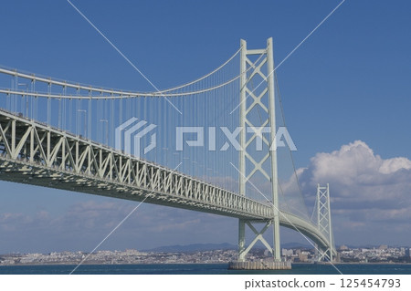 從道之站淡路仰望的明石海峽大橋 從道之站淡路仰望的明石海峽大橋 125454793