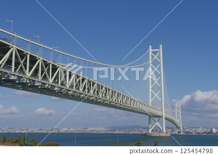 從道之站淡路仰望的明石海峽大橋 125454798