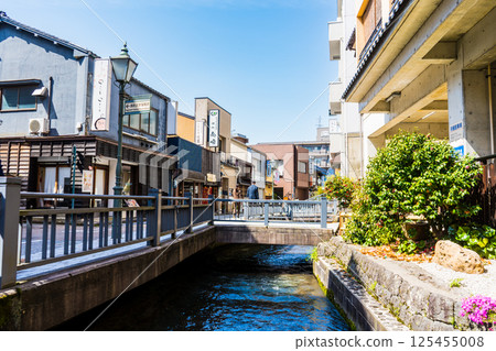 Image of the "Seseragi-dori Shopping Street" with a clear blue sky and stylish shops lined up along the river | Kanazawa City, Ishikawa Prefecture Image of the "Seseragi-dori Shopping Street" with a clear blue sky and stylish shops lined up along the river | Kanazawa City, Ishikawa Prefecture 125455008